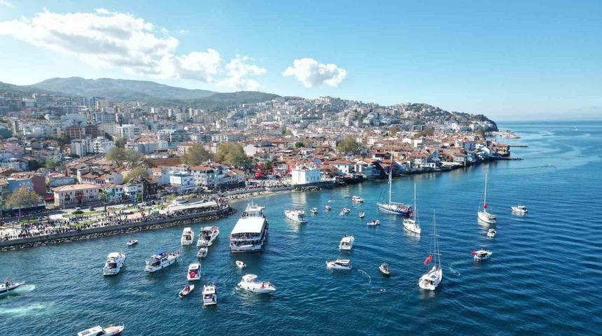 Denizde onlarca tekne kortej yaptı