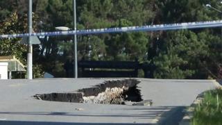 Ümraniye’de inşaat alanında istinat duvarı yıkıldı: Yol çöktü!