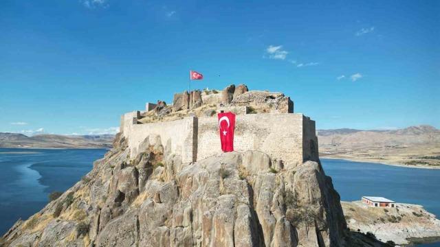 Tarihi kalenin surlarına 50 metrekarelik dev Türk bayrağı asıldı