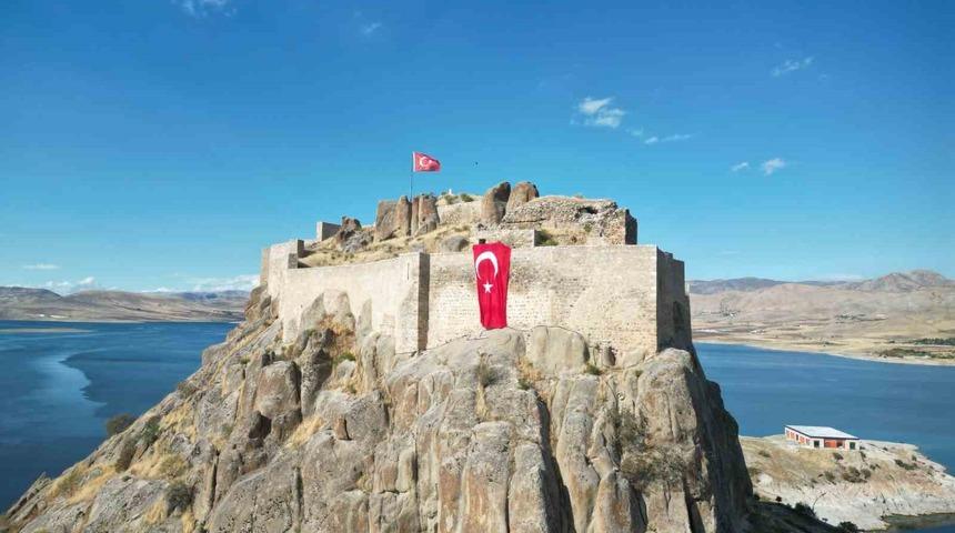 Tarihi kalenin surlarına 50 metrekarelik dev Türk bayrağı asıldı