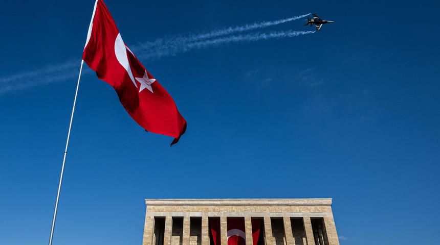 SOLOTÜRK'ten Anıtkabir üzerinde Cumhuriyet'in 102. yıl dönümüne özel uçuş gösterisi