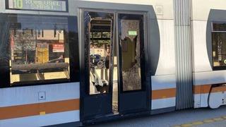 Açık bırakılan servis kapısına tramvay çarptı: 3 yaralı