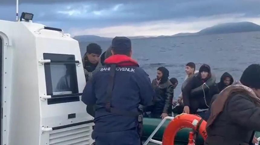 İzmir açıklarında 51 düzensiz göçmen yakalandı, 84 göçmen kurtarıldı