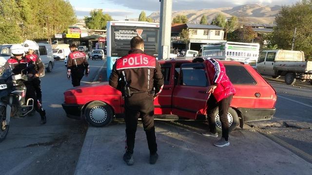 Polisin dur ihtarına uymadı, kaçarken kaza yaptı: Araçta uyuşturucu ele geçirildi