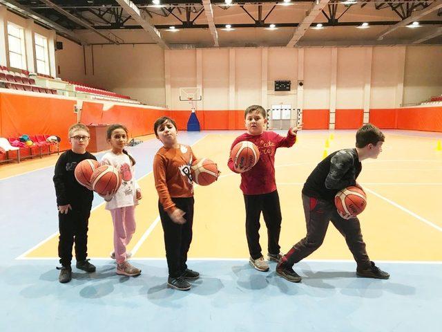 Öğrencilere Basketbol Kursu