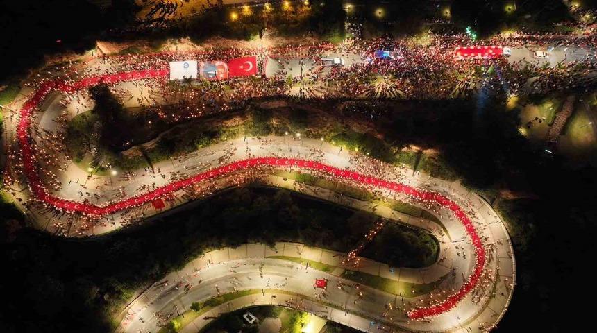 Antalya’da 400 metrelik dev bayrakla Cumhuriyet coşkusu 