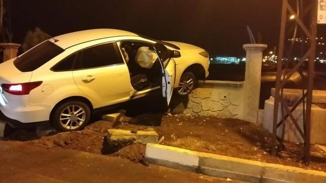 Gercüş'te otomobil istinat duvarına çarptı: Sürücü kazadan yara almadan kurtuldu