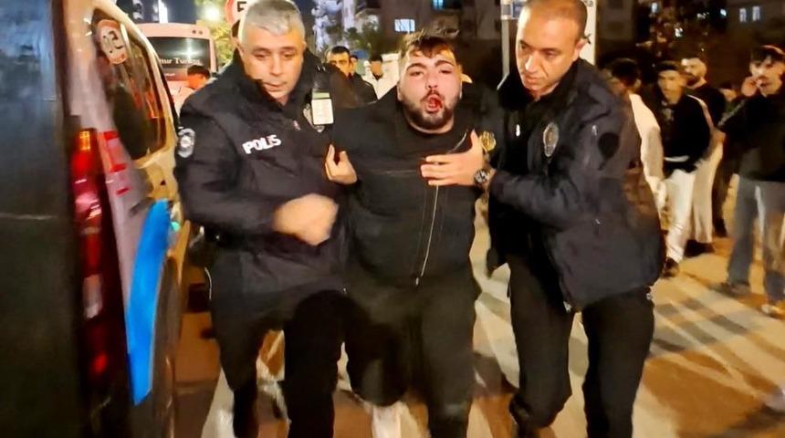 Yoldan geçen araçlara zarar verdi, polise direndi, "Öldürün beni" diye bağırdı