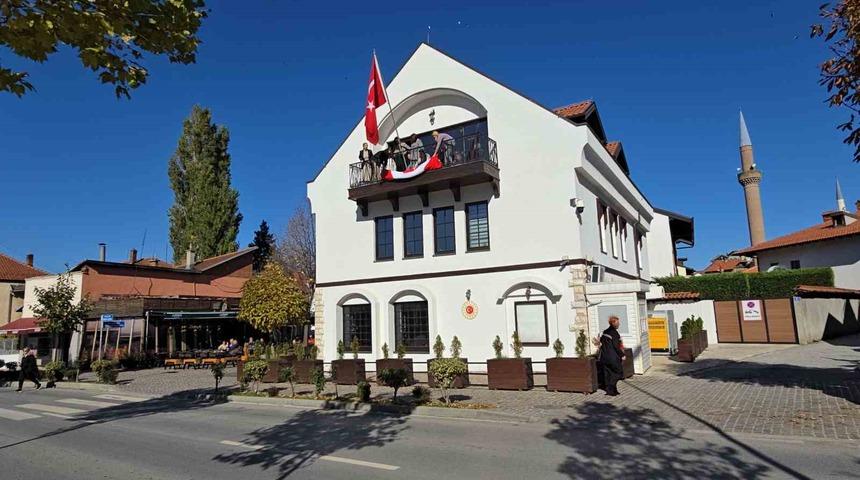 Kosovalı 102 kadın, T&uuml;rkiye Cumhuriyeti&rsquo;nin kuruluşunun 102. yıld&ouml;n&uuml;m&uuml; i&ccedil;in bayrak &ouml;rd&uuml;