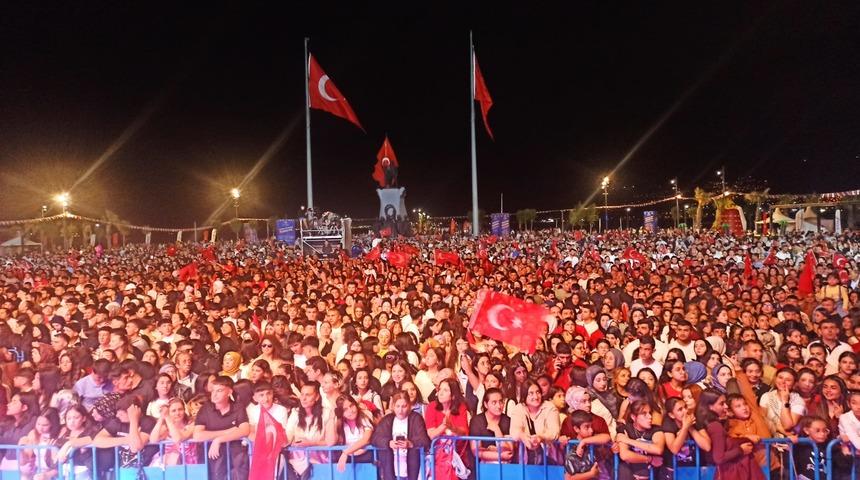 İskenderun sahilinde Cumhuriyet coşkuşu
