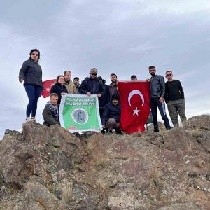 Iğdır’da dağcılardan Cumhuriyet Bayramı’na özel Tekelti Dağı zirve tırmanışı