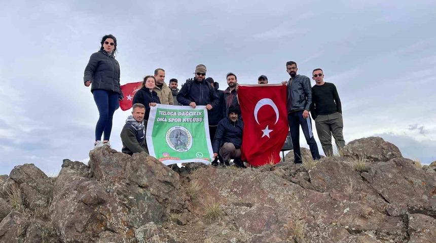 Iğdır’da dağcılardan Cumhuriyet Bayramı’na özel Tekelti Dağı zirve tırmanışı