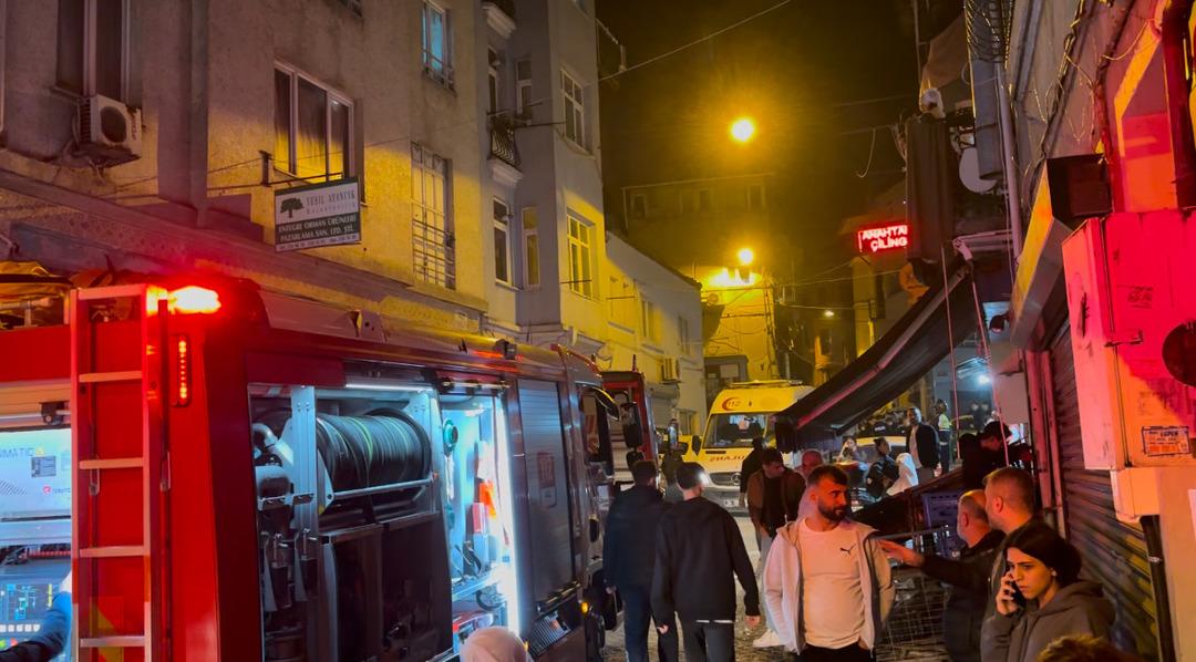 Yer: Beyoğlu! Kız istemeye geldiler faciadan dönüldü: Havai fişek yangın çıkardı: 8 kişi hastanelik oldu 4