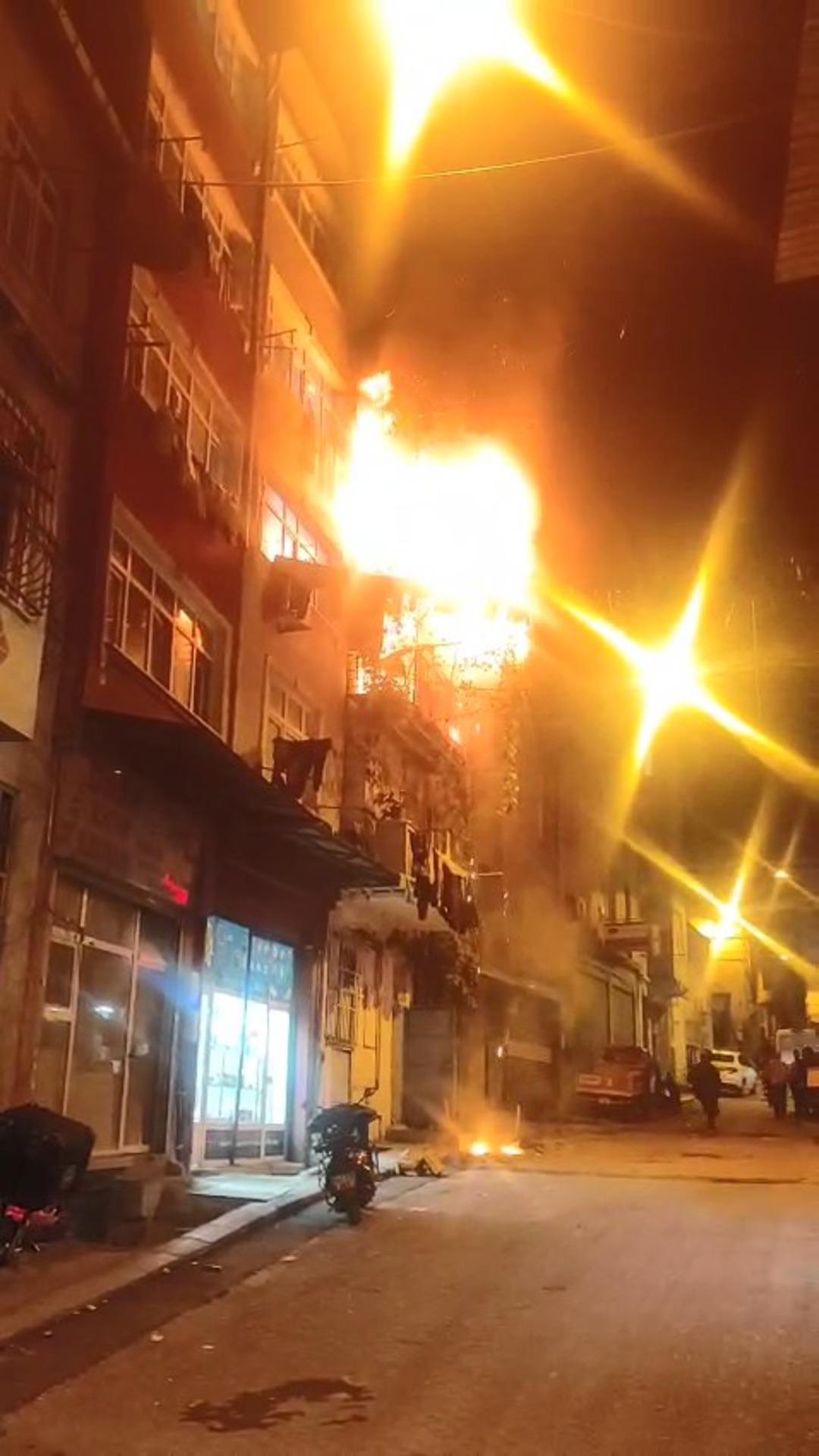 Yer: Beyoğlu! Kız istemeye geldiler faciadan dönüldü: Havai fişek yangın çıkardı: 8 kişi hastanelik oldu 2