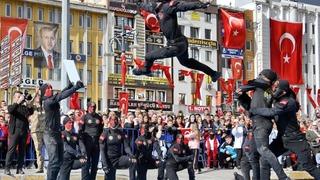 Dövüş sanatlarındaki hünerlerini sergileyen jandarma komandolar nefes kesti