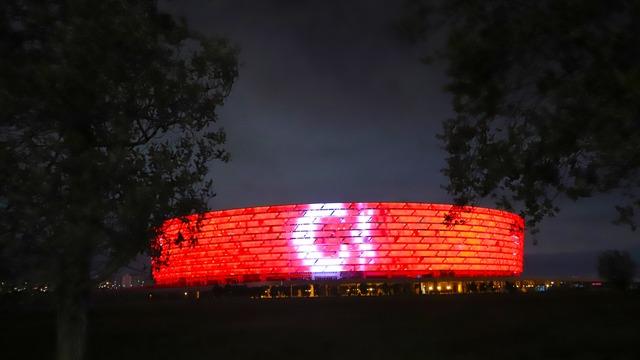 Bakü’nün simge yapıları Türk bayrağının renkleriyle aydınlatıldı