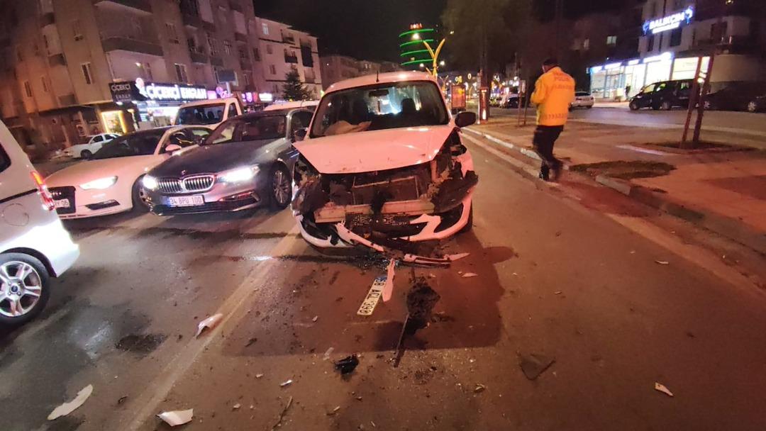 Yer: Aksaray! Alkollü sürücü kimlik isteyen polislere tekme atıp saldırdı 1