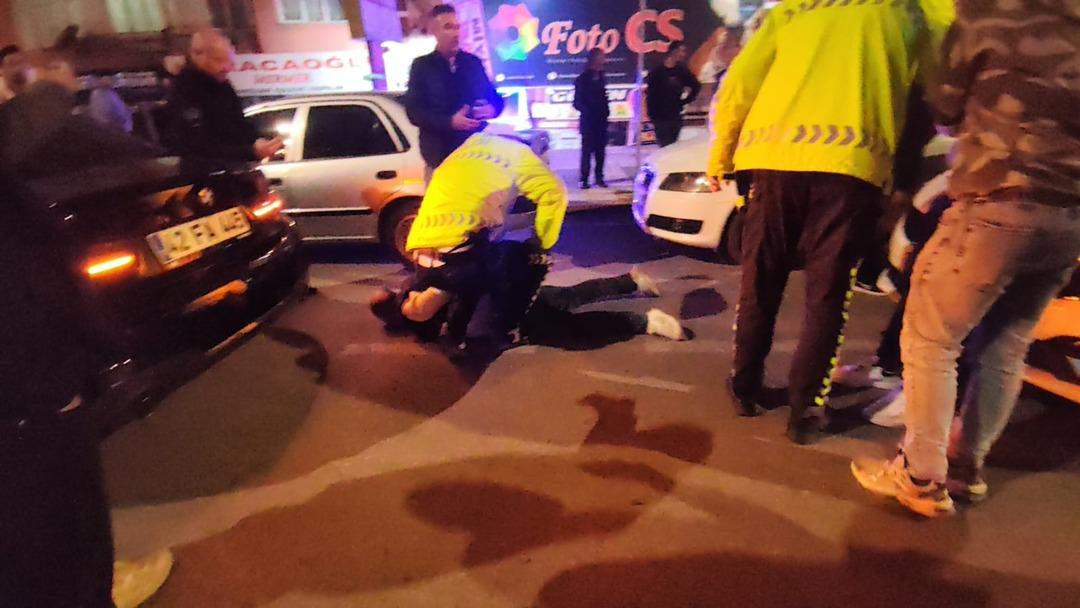 Yer: Aksaray! Alkollü sürücü kimlik isteyen polislere tekme atıp saldırdı 2
