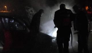 In Muş geriet ein fahrendes Auto in Brand.