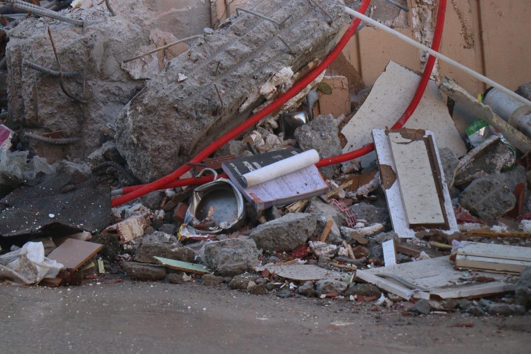 Aile faciasından geriye kahreden bu notla fotoğraf kaldı! Gebze de çöken binanın enkazından çıkanlar yürek dağladı 6