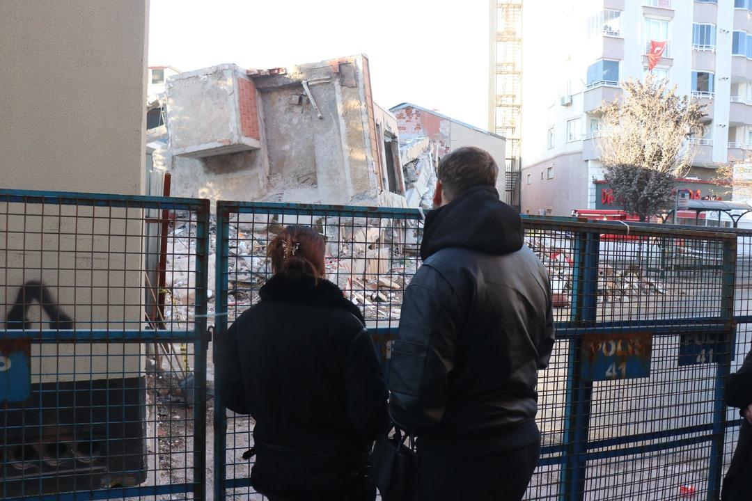 Aile faciasından geriye kahreden bu notla fotoğraf kaldı! Gebze de çöken binanın enkazından çıkanlar yürek dağladı 5