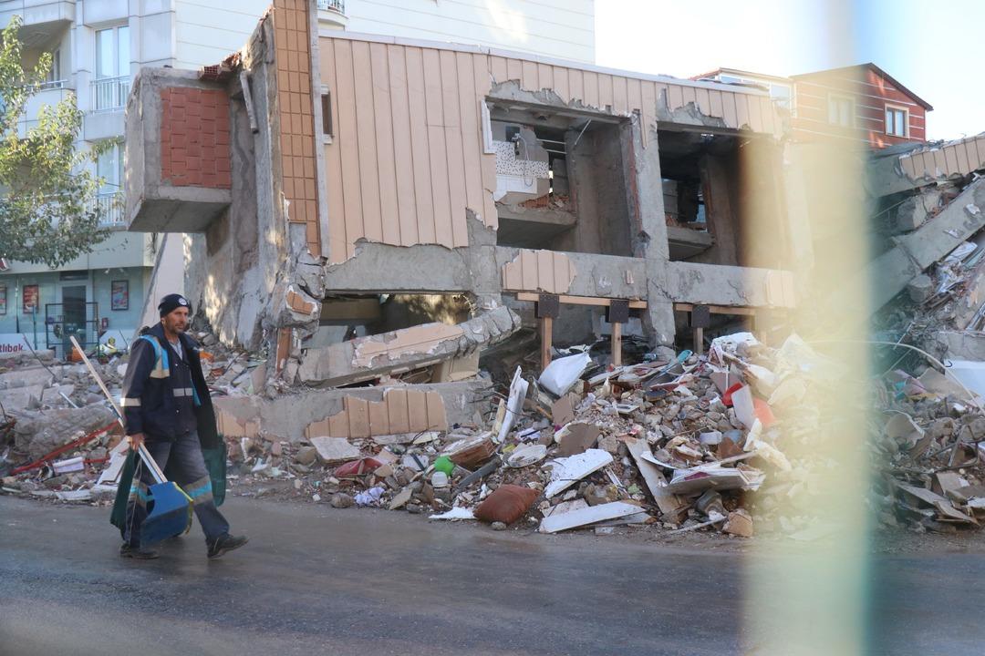 Aile faciasından geriye kahreden bu notla fotoğraf kaldı! Gebze de çöken binanın enkazından çıkanlar yürek dağladı 1