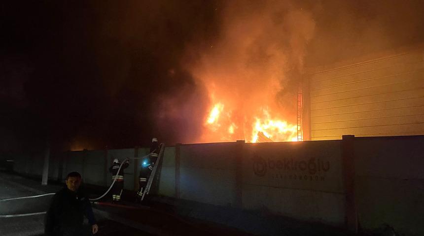 Samsun'da geri d&ouml;n&uuml;ş&uuml;m tesisindeki yangın 3,5 saatte kontrol altına alındı