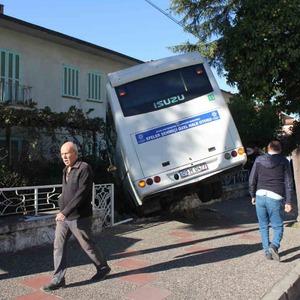Minibüs evin bahçesine girdi