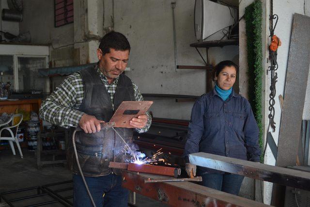 2 çoçuk annesi, eşiyle soğuk demir atölyesinde çalışıyor