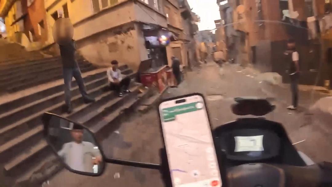 Yer: Beyoğlu... İspanyol YouTuber ı  Yanlış anlama  deyip d&ouml;vd&uuml;ler! Yaşananların hepsini kaydetti 7