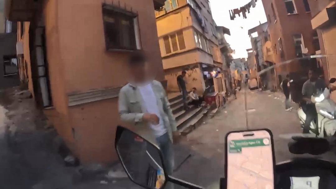 Yer: Beyoğlu... İspanyol YouTuber ı  Yanlış anlama  deyip d&ouml;vd&uuml;ler! Yaşananların hepsini kaydetti 6