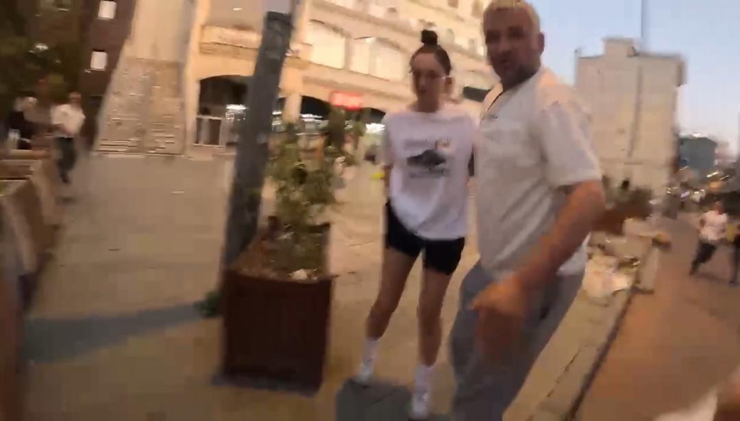 Yer: Beyoğlu... İspanyol YouTuber ı  Yanlış anlama  deyip d&ouml;vd&uuml;ler! Yaşananların hepsini kaydetti 5