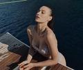 Ayna kar��na ge�ip poz verdi! Be�eni butonu ��kt� 