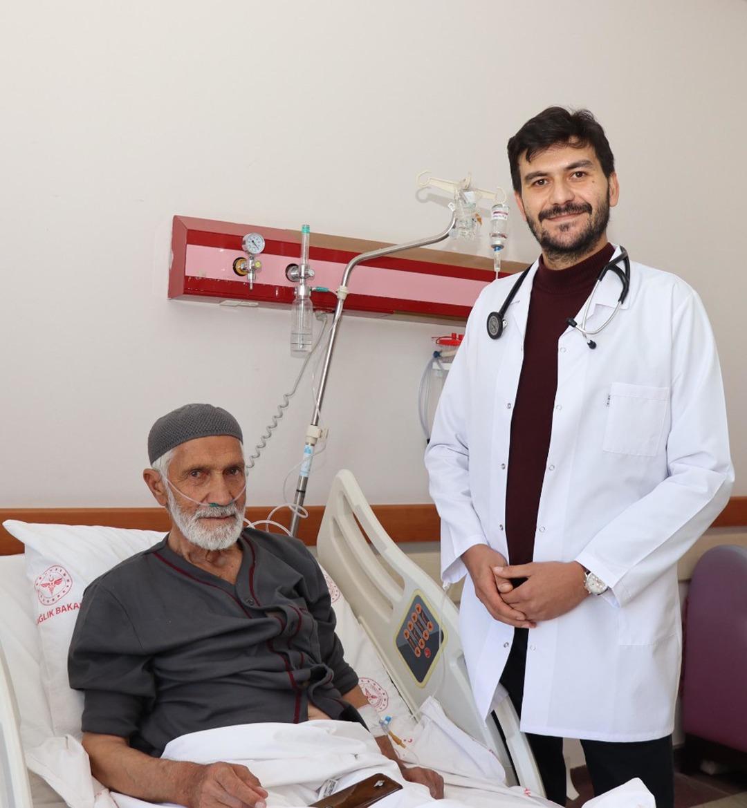 Çok nadir olay!  Nefes alamıyorum  dedi, acile gitti: Kalbinden 1 litre sıvı boşaltıldı 3