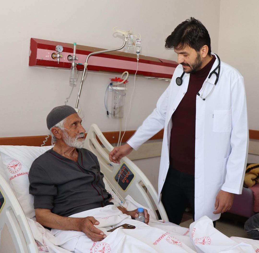 Çok nadir olay!  Nefes alamıyorum  dedi, acile gitti: Kalbinden 1 litre sıvı boşaltıldı 1