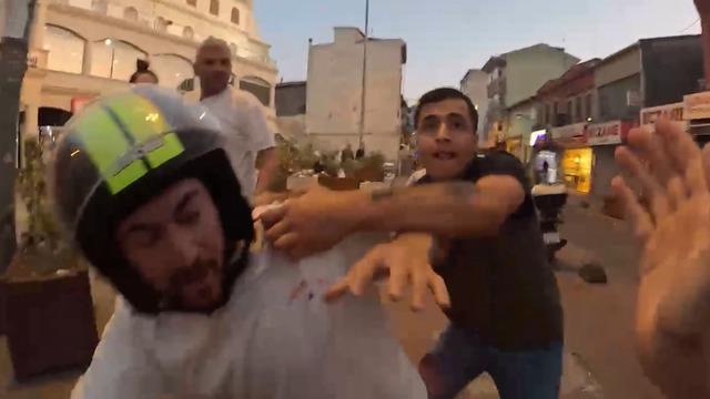 Yer: Beyoğlu... İspanyol YouTuber'ı 'Yanlış anlama' deyip dövdüler! Yaşananların hepsini kaydetti