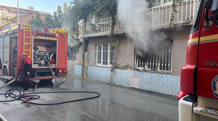 Giriş katında başlayan yangın evi küle çevirdi