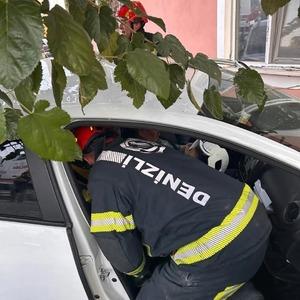 Denizli’de yoldan çıkan otomobil önce ağaca sonra eve çarptı