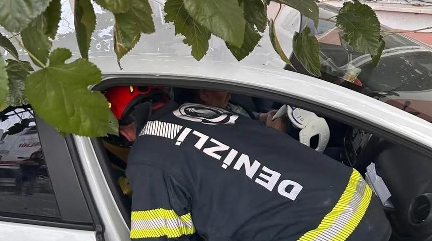 Denizli’de yoldan çıkan otomobil önce ağaca sonra eve çarptı