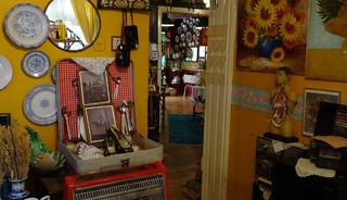 Menüde 'Bismillah dedin mi?' var! Kolilerde bekleyen eşyalarla müze gibi kafe kurdu