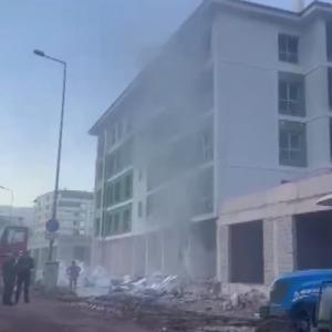 Yapımı devam eden deprem konutundaki yangın söndürüldü