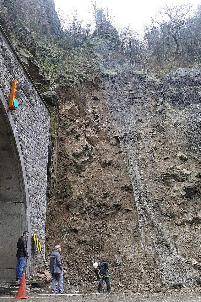 Karabük - Yenice karayolunda heyelan tehlikesi