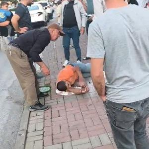 Otomobile çarpan motosiklet sürücüsü havada takla atıp yere düştü