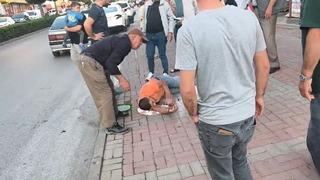 Otomobile çarpan motosiklet sürücüsü havada takla atıp yere düştü