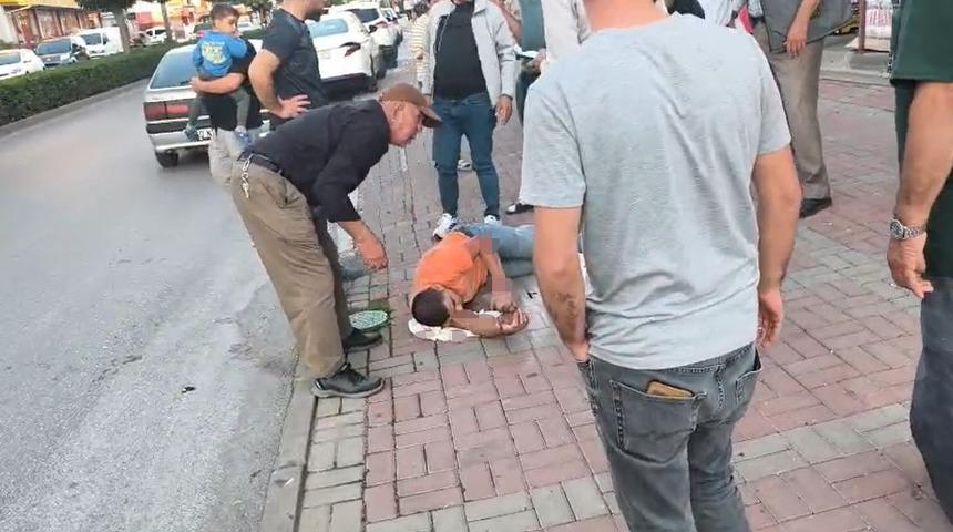 Otomobile çarpan motosiklet sürücüsü havada takla atıp yere düştü