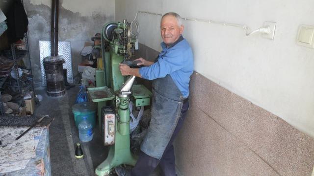 Babasından kalan 85 yıllık makine ile yarım asırdır ayakkabı tamir ediyor