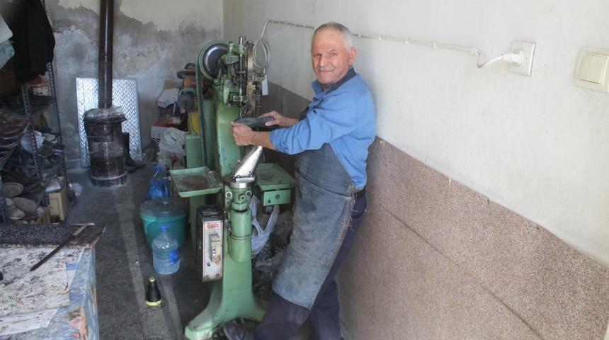 Babasından kalan 85 yıllık makine ile yarım asırdır ayakkabı tamir ediyor