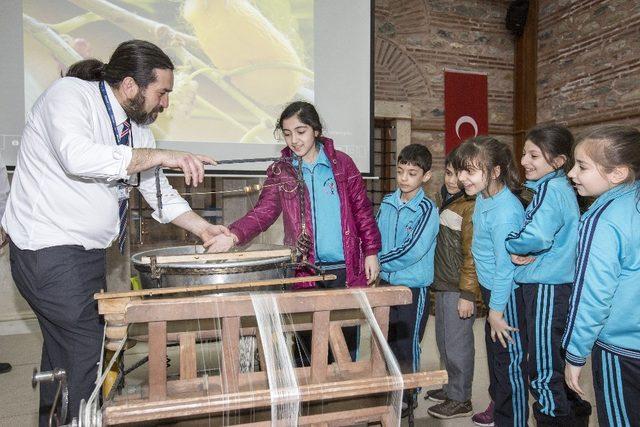 Bursa ipeği gençlerle hayat buluyor