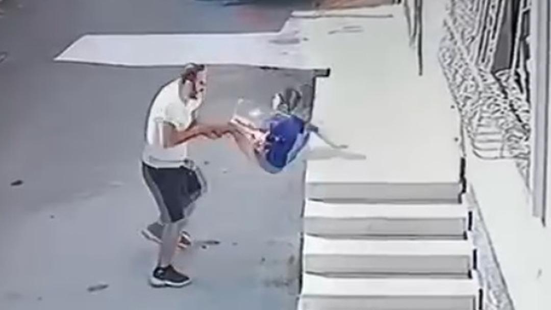 1200xauto Adana'da dehşete düşüren olay! Çocuğu bileğinden tutup yere fırlattı