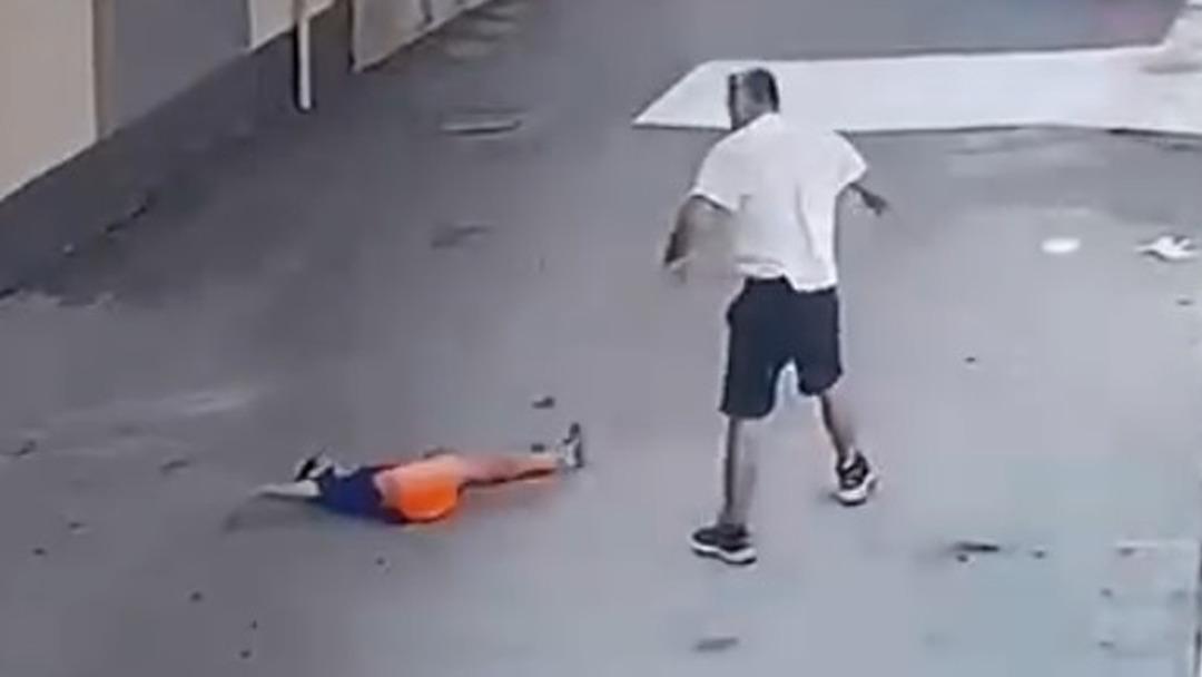 1200xauto Adana'da dehşete düşüren olay! Çocuğu bileğinden tutup yere fırlattı